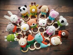 ### Đồ Chơi Len Handmade Lục Lạc Cho Bé – Thú Bông Gặm Nướu, Lắc Tay Đáng Yêu
**Đồ chơi len handmade lục lạc cho bé** được thiết kế với hình dáng các con vật đáng yêu như thỏ, gấu, mèo, hươu cao cổ, cá... kết hợp vòng gỗ tự nhiên, mang đến món đồ chơi vừa xinh xắn vừa phù hợp cho bé vui chơi và khám phá.
Sản phẩm được làm thủ công với các chi tiết len đan móc tỉ mỉ, màu sắc đa dạng và hình dáng ngộ nghĩnh. Vòng cầm bằng gỗ giúp bé dễ dàng nắm, cầm và lắc khi chơi.
**Đặc điểm nổi bật:**
* Đồ chơi **len handmade cho bé** với thiết kế hình thú đáng yêu.
* Màu sắc nổi bật, tạo sự thu hút và kích thích bé khám phá.
* Vòng gỗ giúp bé dễ cầm nắm, lắc và chơi.
* Thiết kế nhỏ gọn, thuận tiện mang theo khi đi chơi hoặc đi du lịch.
* Có nhiều mẫu hình con vật để lựa chọn.
* Phù hợp làm **quà tặng cho bé**, quà thôi nôi hoặc quà sinh nhật.
**Thông tin sản phẩm:**
* Tên sản phẩm: Đồ chơi len handmade lục lạc cho bé
* Chất liệu: Len, vòng gỗ và phụ kiện handmade
* Kiểu dáng: Nhiều hình con vật đáng yêu
* Màu sắc: Đa dạng
* Phong cách: Handmade – đáng yêu – nhiều màu sắc
**Lưu ý:** Sản phẩm handmade có thể có sự khác biệt nhỏ về màu sắc, kích thước hoặc chi tiết so với hình ảnh. Nên kiểm tra sản phẩm trước khi cho bé sử dụng và không để bé chơi với sản phẩm khi không có sự giám sát của người lớn.
**Từ khóa SEO:** đồ chơi len handmade cho bé, lục lạc handmade, đồ chơi handmade cho trẻ em, đồ chơi len hình thú, vòng lục lạc cho bé, đồ chơi vòng gỗ cho bé, quà tặng handmade cho bé, đồ chơi len móc thú.