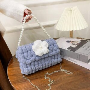 ### Túi Len Handmade Hoa Ngọc Trai Chiếc túi len handmade với thiết kế đan nổi độc đáo, kết hợp gam **tím pastel dịu dàng** cùng **hoa len trắng điểm ngọc trai** ở mặt trước, tạo nên vẻ ngoài nữ tính và thanh lịch. Túi có **dây đeo ngọc trai** kết hợp **dây xích kim loại**, có thể sử dụng linh hoạt khi đeo vai hoặc đeo chéo. Kiểu dáng nhỏ gọn nhưng vẫn đủ để đựng những vật dụng cá nhân cần thiết như điện thoại, son, ví nhỏ và phụ kiện. **Ưu điểm nổi bật:** * Thiết kế handmade độc đáo, tinh tế. * Màu tím pastel nhẹ nhàng, dễ phối đồ. * Hoa len kết hợp ngọc trai tạo điểm nhấn nổi bật. * Dây ngọc trai sang trọng, có thêm dây xích chắc chắn. * Phù hợp đi chơi, hẹn hò, dạo phố, chụp ảnh hoặc làm quà tặng. **Phong cách:** Nữ tính – Vintage – Tiểu thư – Thanh lịch. *Mỗi sản phẩm handmade có thể có một chút khác biệt về hình dáng hoặc chi tiết, tạo nên nét riêng cho từng chiếc túi.* 